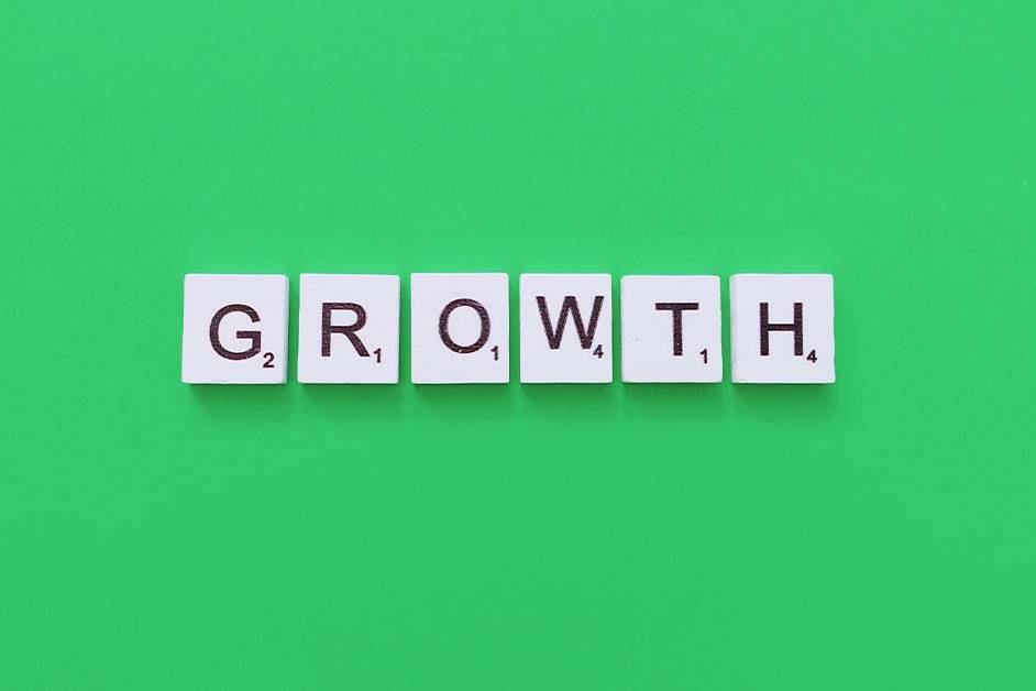 White letter tiles spelling the word growth on a solid green background, featured image for the article Therapy for High-Growth Startup CTOs.